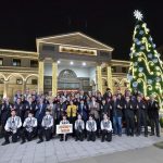 市議會聖誕樹溫暖點燈 牧師祝禱及陽明國中管樂聲飄揚