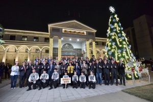 市議會聖誕樹溫暖點燈 牧師祝禱及陽明國中管樂聲飄揚