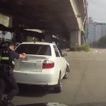 路口碰撞致車輛拋錨 市政警推車排除阻塞