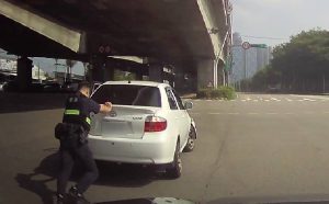路口碰撞致車輛拋錨 市政警推車排除阻塞