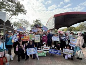 路竹番茄節湧人潮 湖內警宣導預防犯罪