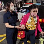 迷途阿姨走進派出所 貼心女警安撫送返家