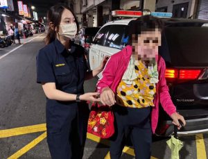 迷途阿姨走進派出所 貼心女警安撫送返家