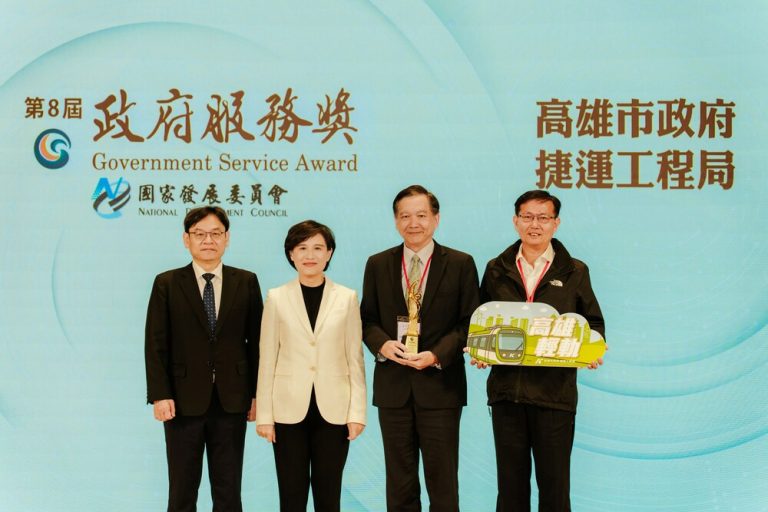 高雄輕軌 榮獲政府服務獎
