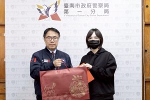 遭斧頭砍傷女警 黃偉哲親自慰問