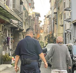 八旬翁無力呆坐路旁 潭北警暖心送返家
