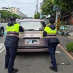婦路中拋錨 豐警合力推車守護安全