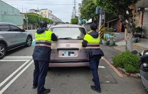 婦路中拋錨 豐警合力推車守護安全