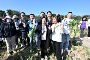 芬園鄉拔蘿蔔體驗 千人齊聚