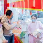 探望元旦寶寶 張善政送新生兒賀禮