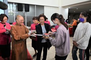 佛光山贈臘八粥 王惠美感謝付出