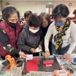 大甲區農會辦馬年斗方版畫體驗