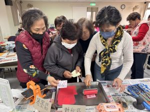 大甲區農會辦馬年斗方版畫體驗