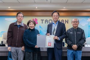 粘碧華深耕刺繡工藝 獲頒無形文資保存者證書