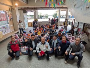 正億棉廠寒冬送暖被 溫暖蚵寮學子的心