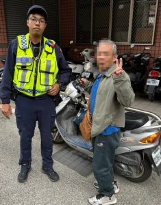 機車自摔出院返家困難 頭家暖警相伴助返家