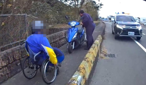 身障男誤闖國道匝道 馬岡警伸援手