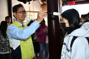 《臨試抱佛腳》 林世賢為考生祈福