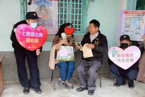 關懷獨老 七股區公所送暖到家