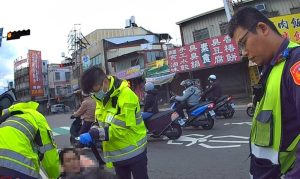 民眾車上癲癇發作 馬岡機警即刻救援
