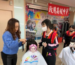 致用美容攜科東陽國小 辦公益義剪