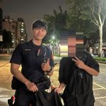 褲管卡鍊條動彈不得 凱旋警伸援助脫困