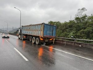 大貨車輪胎脫落引火苗 幸未釀禍