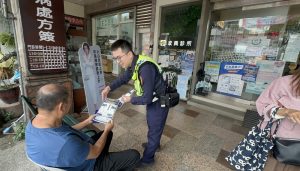 候診也能學防詐！ 大雅警走入醫院、診所 快閃宣導識詐