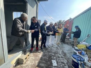 彰化慈濟志工為獨老修繕溫暖的家 歡喜入厝