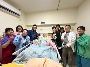 藝人詹雅雯至嘉義榮院慰問歌友