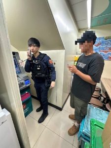 韓籍旅客提款卡遭吃卡 苓雅警到場協助解困