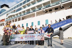 國際豪華觀光郵輪海洋富士號到訪安平港 黃偉哲親迎旅客贈禮推廣台南觀光