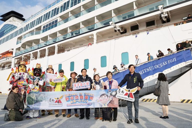 國際豪華觀光郵輪海洋富士號到訪安平港 黃偉哲親迎旅客贈禮推廣台南觀光