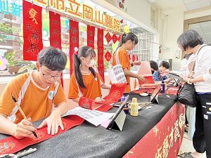 嘉興國中美術藝才班春聯義賣溫暖寒冬