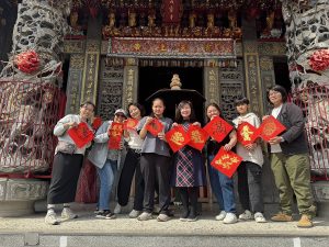 燕巢國中攜書法名家威靈寺揮毫贈春聯