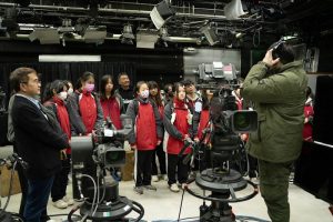 邱佩琳帶南榮國中學生參訪電視台 支持推動實驗教育