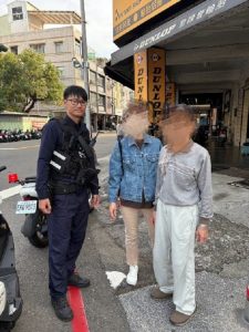 年邁翁馬路驚險徘徊 民權警眼熟認出協助返家