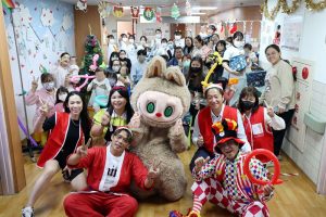「拉布布」耶誕現身二七西病房 花蓮慈院歡笑陪伴小勇士