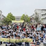 臺南慈小495位親師生 彎腰掃街送祝福