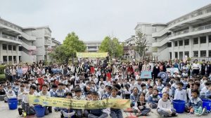 臺南慈小495位親師生 彎腰掃街送祝福