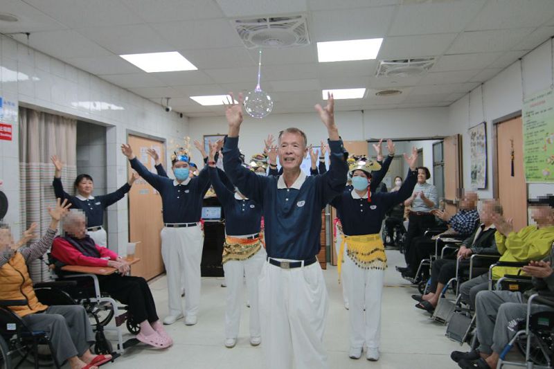 慈濟志工歲末送暖陪伴長者 寒冬祝福長者共享安康