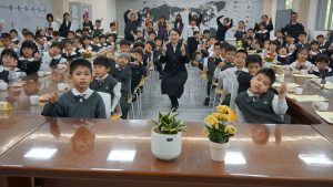 慈大附小茶敘傳情 92位小志工與榮譽班展現利他軟實力