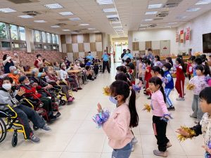 港埔國小歲末迎春暖心會 溫馨關懷送愛長輩