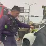 男駕車途中暈厥自撞 警與救護人員到場搶救