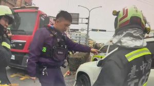 男駕車途中暈厥自撞 警與救護人員到場搶救