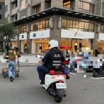 男推板車陷路口 民權警貼心相助解危