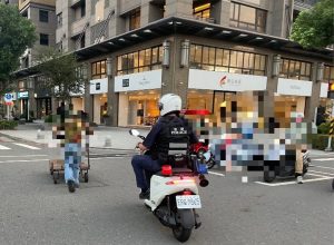 男推板車陷路口 民權警貼心相助解危