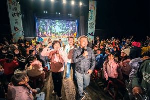 紙風車劇團台中演出 二千民眾頂寒風度過溫馨夜晚