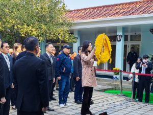 經國先生逝世38週年 鄭麗文率黨務主管頭寮獻花致意