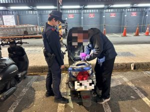 翁反覆嘗試開車廂引誤會 凱旋警協助解困